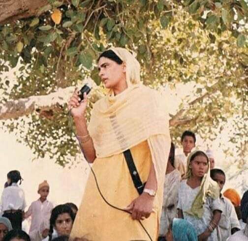 Kamalje62110255's tweet photo. ਚਮਕੀਲੇ ਪਟੇ ਪਾਕੇ
ਜਿਸਮ ਨੁਮਾਇਸ਼ ਕਰਨ ਤੋਂ ਚੰਗਾ,
ਗਾਤਰੇ ਪਾਕੇ ਹਕੂਮਤ ਦੀਆਂ
ਅੱਖਾਂ ਵਿੱਚ ਚੁੱਭ ਜਾਈਏ 

ਸਾਡੇ ਰੋਲਮਾਡਲ ਇਹ ਨੇ, ਵਾਹਿਗੁਰੂ ਕਿਰਪਾ ਕਰਨ ਅਸੀਂ ਵੀ ਇਹਨਾਂ ਦੇ ਰਸਤੇ ਤੇ ਚੱਲ ਸਕੀਏ🙏 https://t.co/rt7TNyES0z