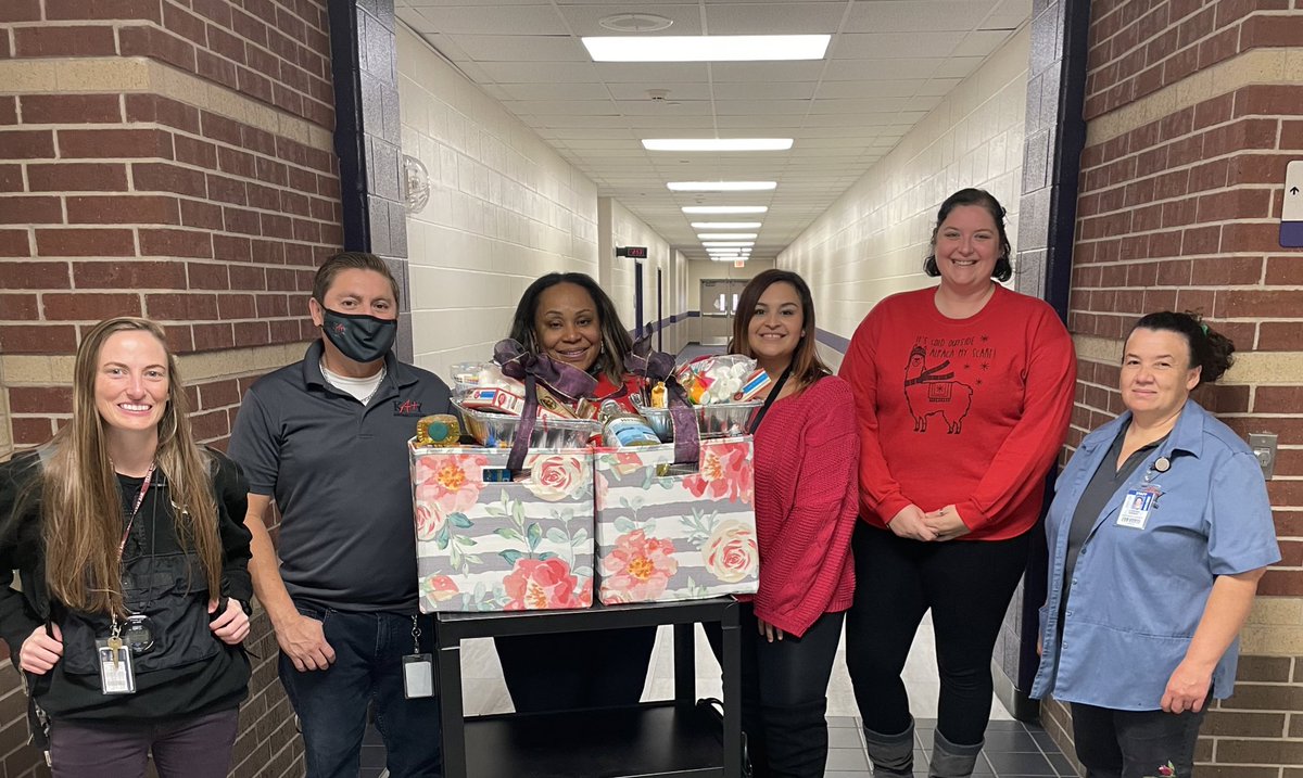 MS_SANG_'s tweet photo. Our entire ELA Department was so excited to be able to put together these baskets for a few of our favorite custodians to show our appreciation! Thank you for all that you do. This school couldn’t run without you! #TeamMav #MavsGiveBack #EnglishRules https://t.co/FbqVXXlqdq