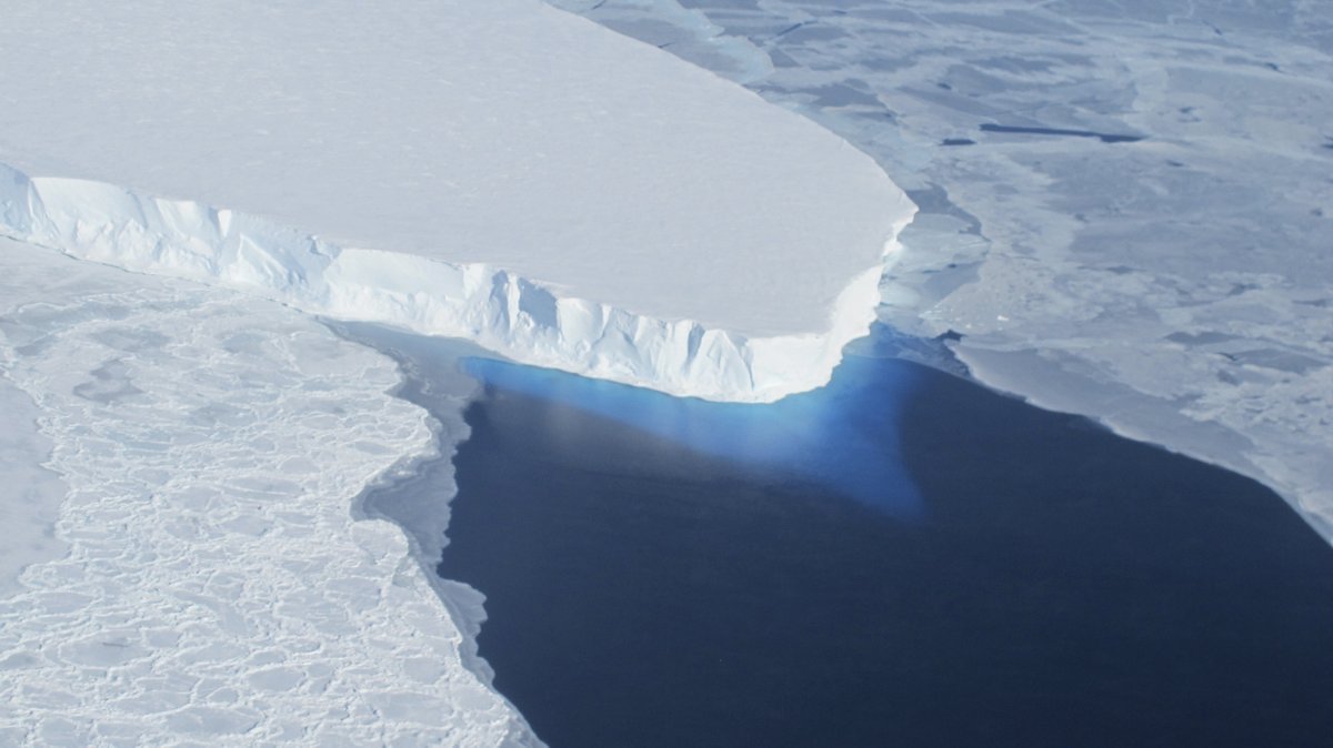 ajplus's tweet photo. An ice shelf in Antarctica that's holding back a massive "doomsday glacier" could collapse within 5 years.

The Thwaites Glacier is the size of Florida. Researchers say the warming ocean is melting the ice shelf holding it back, and its collapse could raise sea levels over 2 ft. https://t.co/VggLUQH7vf