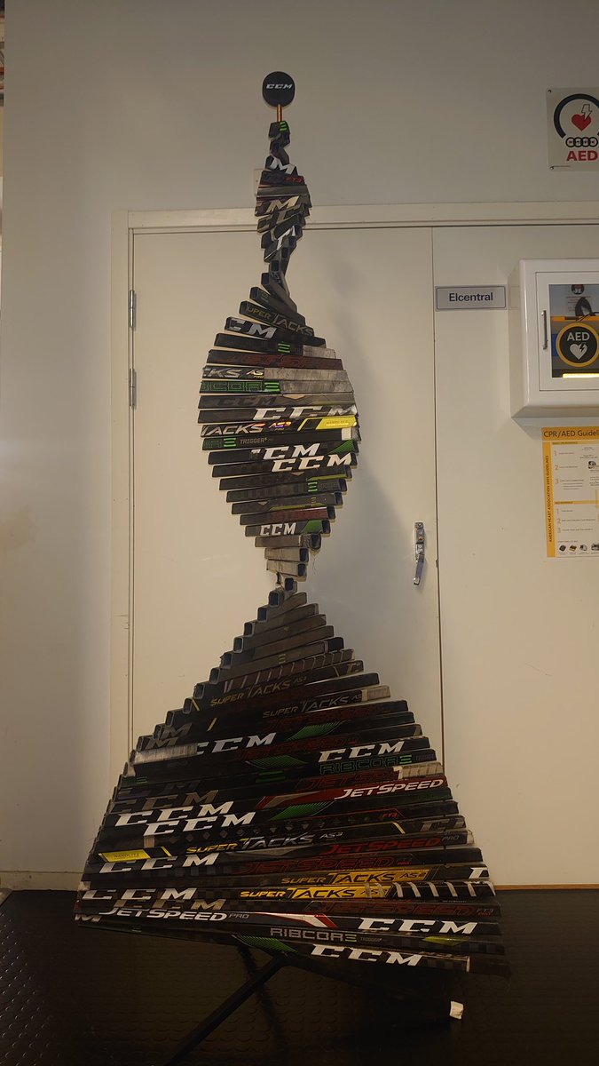 Bacciskungen's tweet photo. Mer jul i Templet. 🎄 
#brokenstick #hockeystick #jetspeed #supertacks #ribcore #ccm  #ccmhockeysverige #merryxmas #twittSSK #SSKJ18 #SSKJ20 #reuse https://t.co/fPEQESn2Az