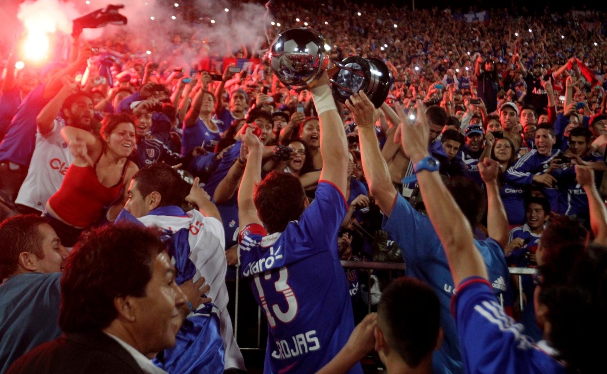 redgol's tweet photo. El emotivo himno de Universidad de Chile en la final de la Copa Sudamericana 2011: 45 mil hinchas azules cantaron a todo pulmón en el Estadio Nacional https://t.co/WQZn7noLNP https://t.co/yLqLr7Iyrj