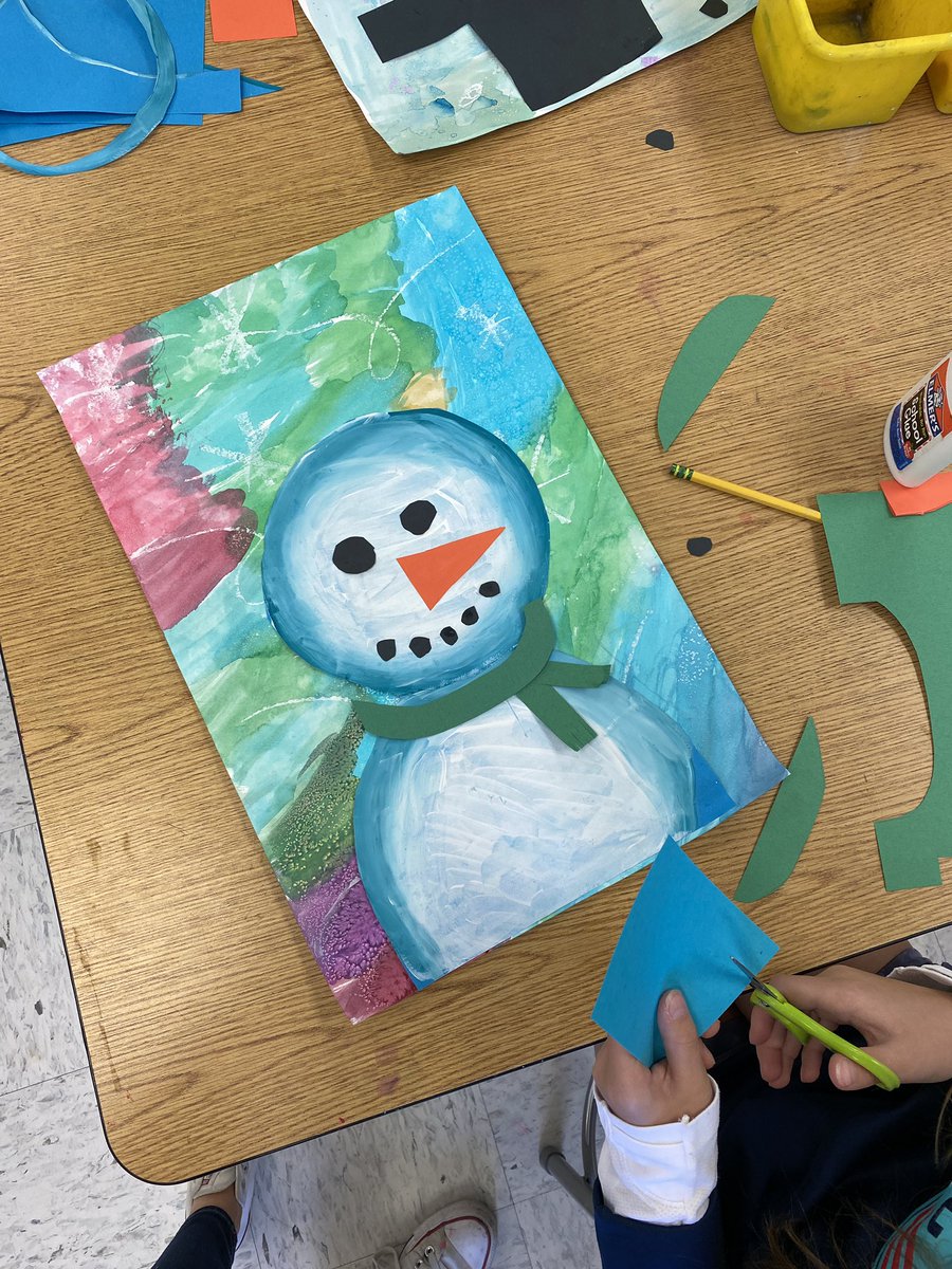 ArtWithMrsMandl's tweet photo. So many amazing winter projects happening in the art room! ❄️⛄️✨@BelinderPTA @theSMSD https://t.co/7kLowclBPY