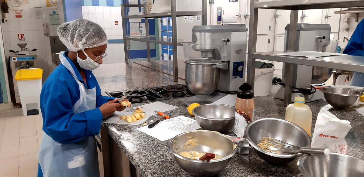 EscoffierLp's tweet photo. École Inclusive: Accueil des élèves de 3ème Ulis de plusieurs collèges réunis pour un atelier de découverte de la filière CAP Pâtisserie. Merci aux équipes pour ces ateliers adaptés qui vont avoir lieu toute la semaine dans toutes les filières. @AcademieNice @CardieNice #ASH06 https://t.co/Ll8FZAm1yy