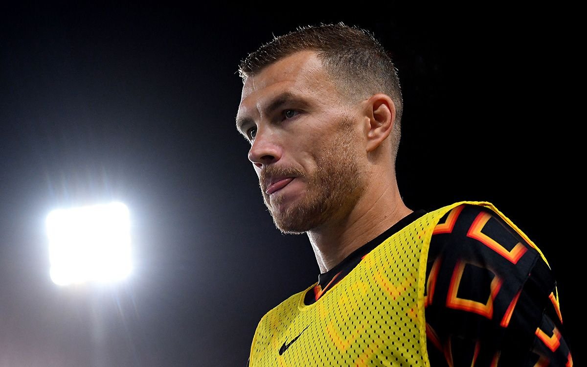 TorresErwerle's tweet photo. Edin Dzeko tenía 6 años. Como todos los días, quiso ir a jugar al fútbol a la calle con sus amigos. 

Ese día su madre no lo dejó.

Ese día explotó una bomba en la calle y todos sus amigos murieron. https://t.co/WKSml8jg1R