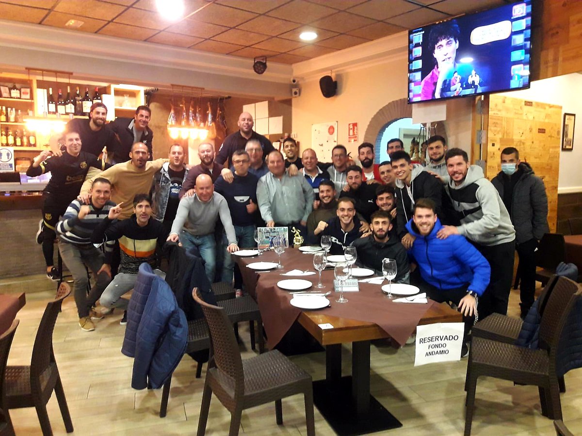 almoradi_club's tweet photo. La Peña #FondoAndamio ha sido premiada en la Gala de deportes de Almoradi al igual que por el #CDAlmoradi por su apoyo incondicional al deporte de la ciudad 👏👏🔵🔴

#FondoAndamio #MasQueUnaPeña 🏆⚽️ https://t.co/kyX77cB8sH