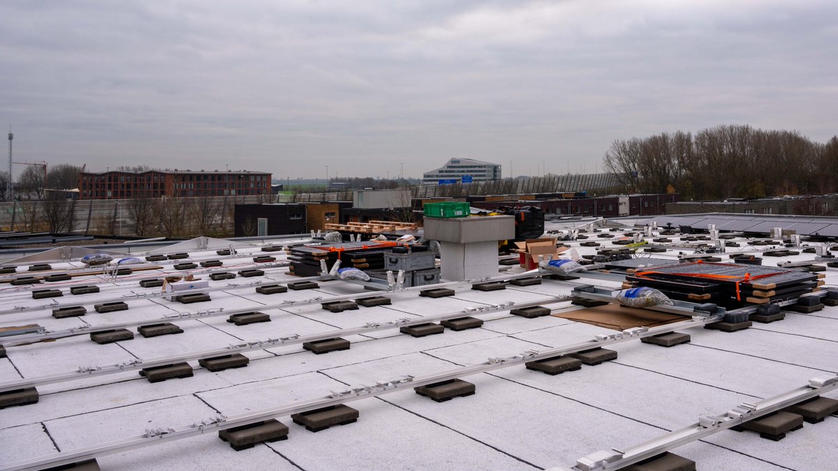 zonopleiden's tweet photo. De voorbereidingen zijn in volle gang en de eerste rijen liggen al van de 200 zonnepanelen voor de Arcade.   (foto https://t.co/nGlxMlnhVL). @GemeenteLeiden https://t.co/pTiL4vG6gO