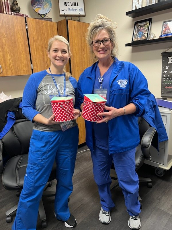 BH_HOSA's tweet photo. Our health science students showing appreciation this holiday season. Thanks to our amazing nurses for being great medical role models. https://t.co/7IeH2qCXhv