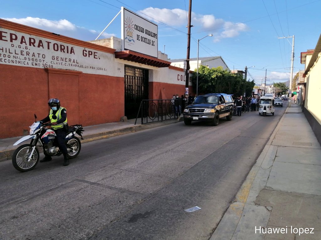 POLICIA_OCOTLAN's tweet photo. @POLICIA_OCOTLAN garantiza el libre tránsito, proporcionando seguridad vial a recorrido de cortejo fúnebre.
@GobMpal_Ocotlan 
@GobOax 
@SSP_GobOax 
@SESESP_GobOax 
@PolVial_GobOax
@DiscipuloMD 
@polux100 https://t.co/NpMgwXv1kb