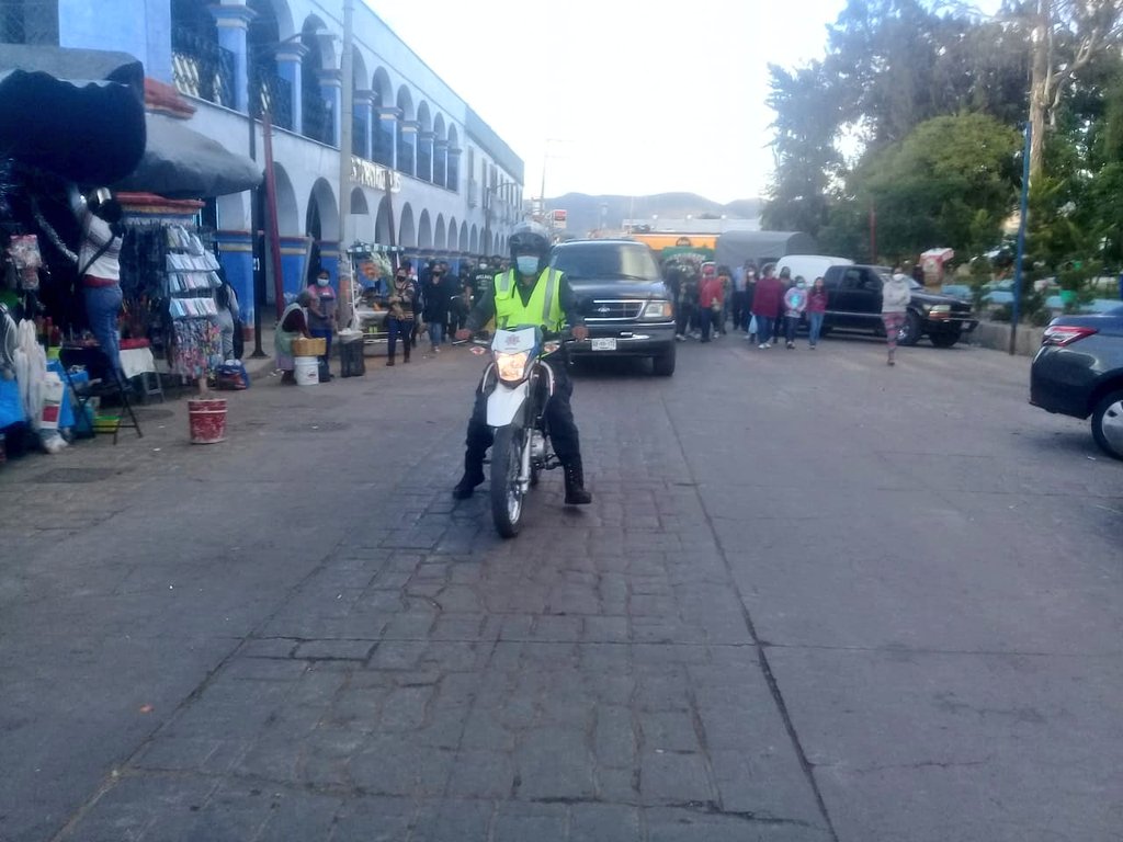 POLICIA_OCOTLAN's tweet photo. @POLICIA_OCOTLAN garantiza el libre tránsito, proporcionando seguridad vial a recorrido de cortejo fúnebre.
@GobMpal_Ocotlan 
@GobOax 
@SSP_GobOax 
@SESESP_GobOax 
@PolVial_GobOax
@DiscipuloMD 
@polux100 https://t.co/NpMgwXv1kb