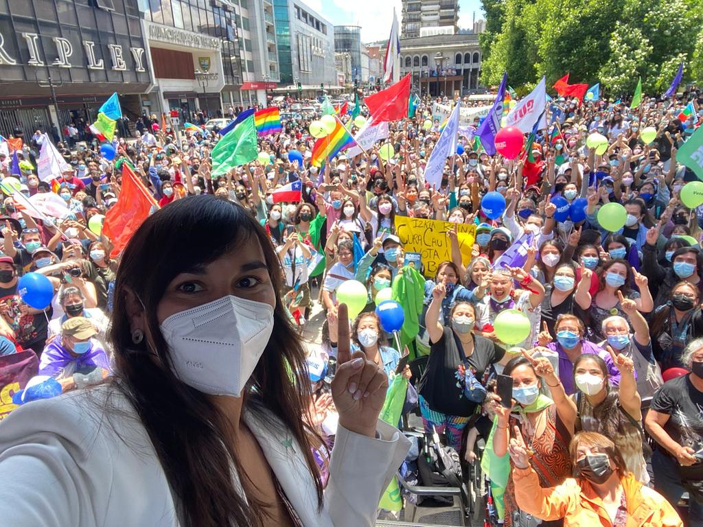 La gran @izkia en Temuco mientras yo estoy en Antogasta llegando a la plaza Nicolás Tirado. Gracias por el cariño y la esperanza!