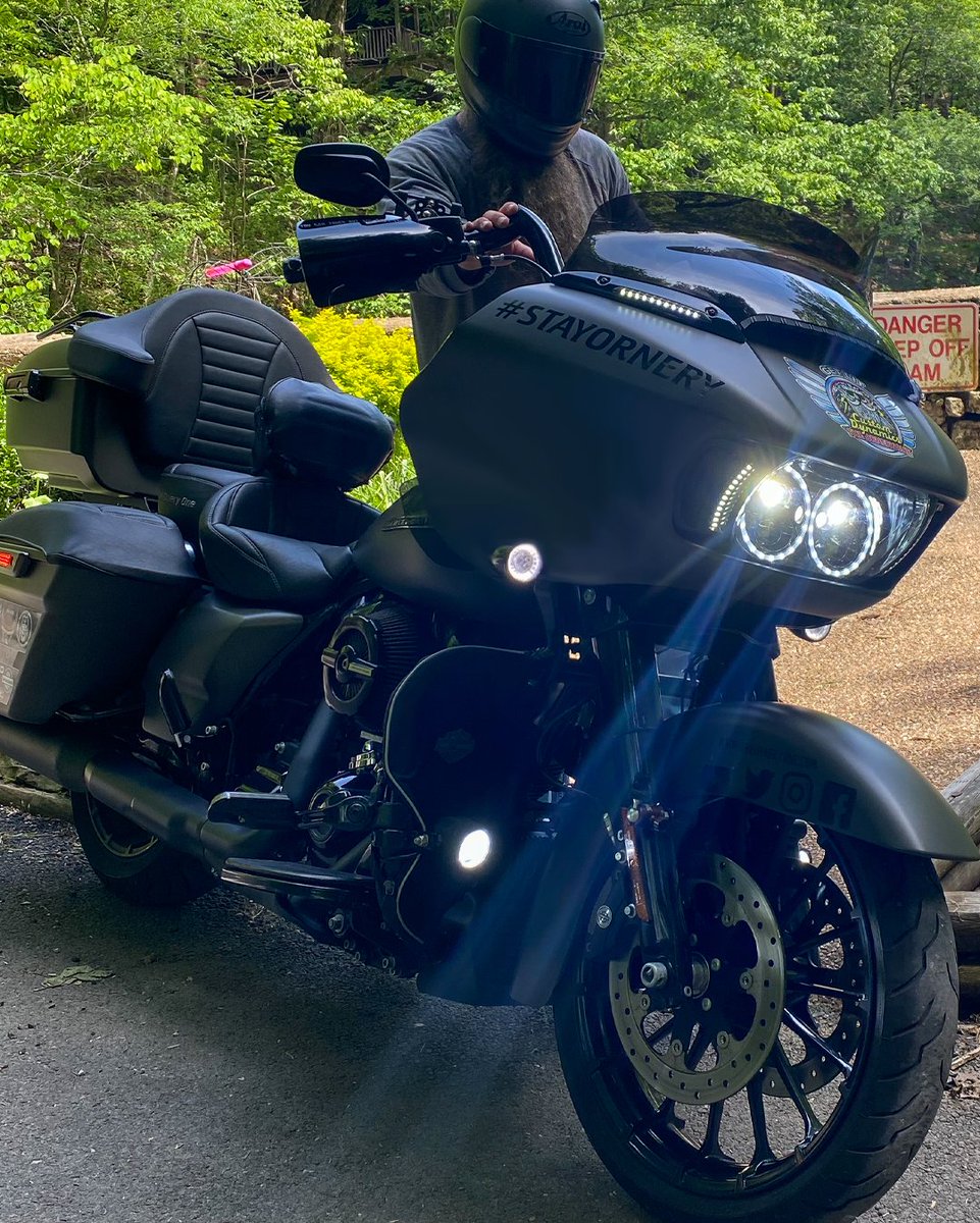 the_ornery_one's tweet photo. some advice as 2021 is wrapping up.... Make your weird light shine bright so that the other weirdos know where to find you.

#stayornery #roadglidenation #sharknose #customdynamics #ProBeam #windshieldlights #seeandbeseen #getlit #lightup #bestLED #LEDwarranty #moto https://t.co/InW5LalvcA