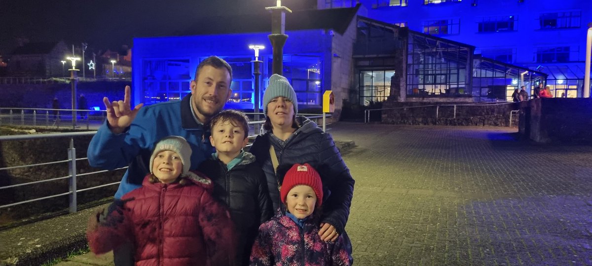 karolmcguirk56's tweet photo. Fantastic @LimerickCouncil lit up in #BlueforISL 💙 Thanks to @willieodeaLIVE for his support with this. Here pictured are the #MidWestISLHub Committee and Deaf community. Happy National ISL Day #IrishSignLanguageDay 2021 💙 https://t.co/mvpjh25ILW