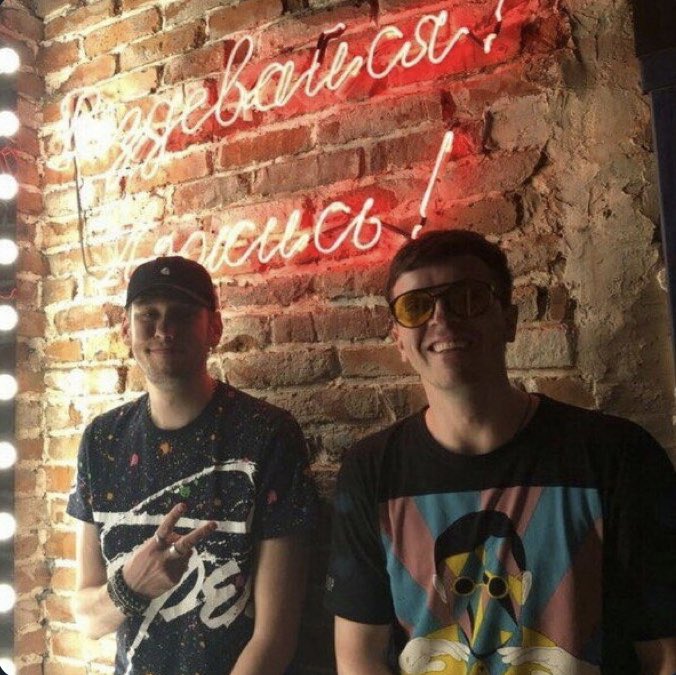 gayraccoony's tweet image. короче речь идёт про этот вот момент в 2019 (?)
я клянусь была фотка в полный рост с ними обоими и у них двоих прям видна...крепкая мужская дружба
я очень долго пыталась найти оригинал фотки но не нашла(((