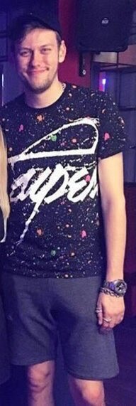 gayraccoony's tweet image. короче речь идёт про этот вот момент в 2019 (?)
я клянусь была фотка в полный рост с ними обоими и у них двоих прям видна...крепкая мужская дружба
я очень долго пыталась найти оригинал фотки но не нашла(((