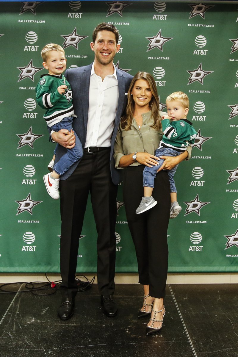 DallasStars's tweet photo. Family forever.

📸: https://t.co/a307WZbdUl https://t.co/OFkUVlorBE