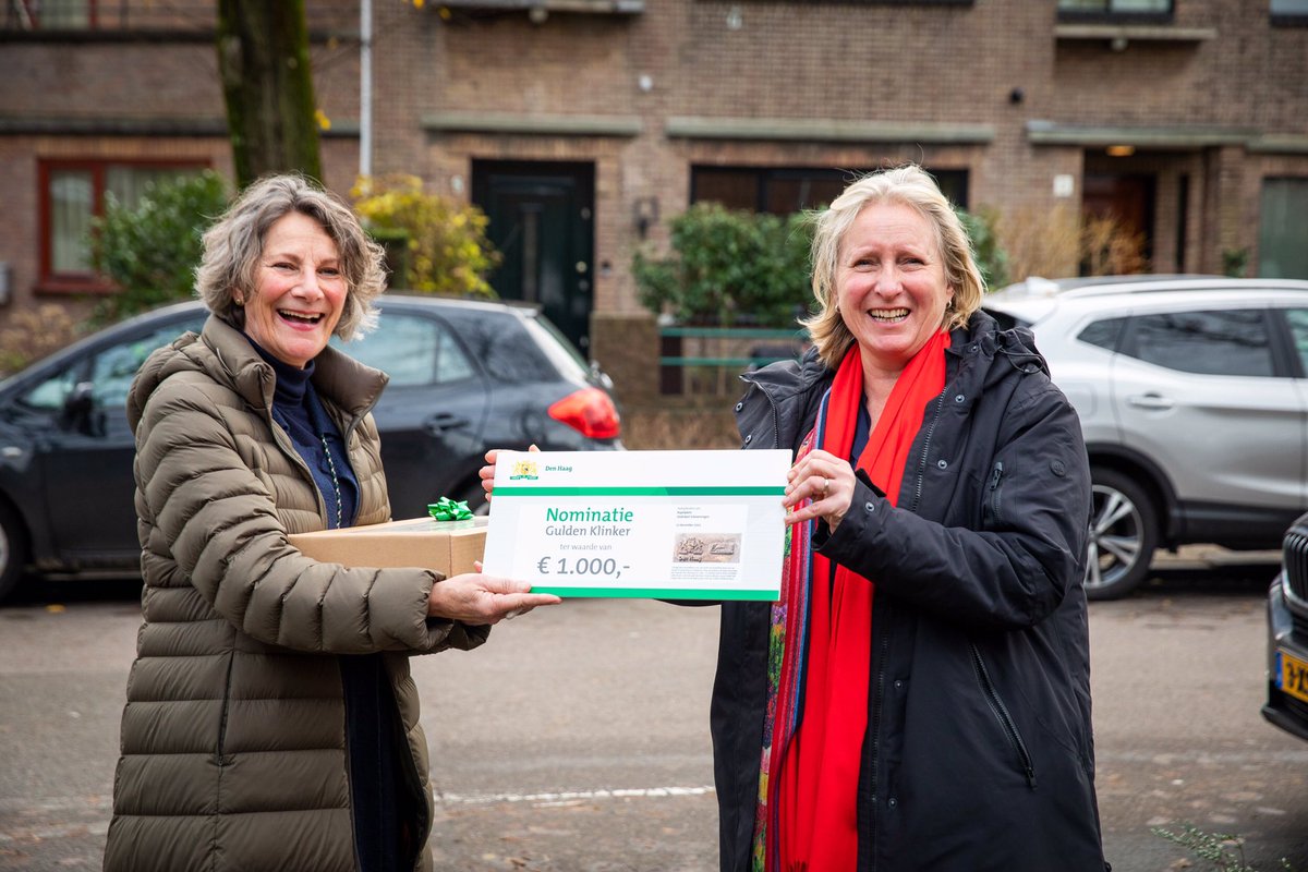 GuldenKlinker's tweet photo. Uitreiking nominaties #guldenklinker door stadsdeeldirecteur @MendyvanVeen aan vier verschillende projecten. https://t.co/G1NjgEEpwc