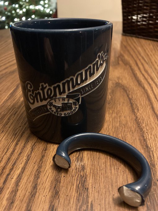 SavageSteamboat's tweet image. It's been 1 year &amp;amp; 2 weeks since my Entenmann's factory-working father passed unexpectedly at 69. Today this happened. #Devasted ... I want to thank merciful science and the archetypal faculties within for bestowing upon this orb the angelic substance Gorilla Glue.