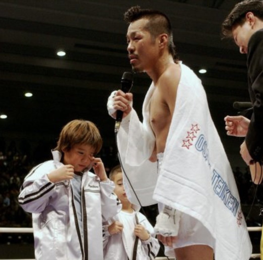 Tokky5571's tweet photo. 12.15の記憶。
この日から今日で19年。

2002.12.15 大阪
辰吉丈一郎vsセーン

"最終章"と名付けられたウィラポン再戦に敗れてから3年4ヶ月。

元世界王者のセーンにTKO勝ち。
府立体育館が揺れた。

リング上で号泣する息子達にジョーがかけた言葉が忘れられません。

「泣くな。勝ったんやから」 https://t.co/aMpSgVXVa7