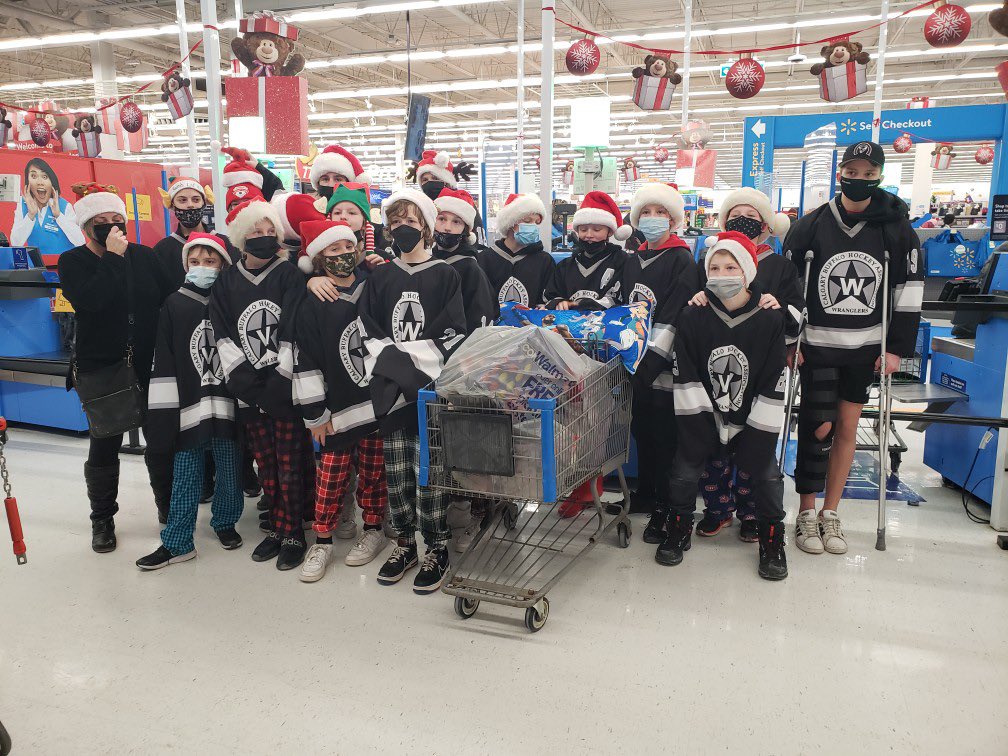 U13WranglersAA's tweet photo. Great work Wranglers getting some wonderful presents for the children at Alberta Children’s Hospital - making the season BRIGHT for many kids who will surely appreciate it very much ♥️👍🎄🎅🏼🎁🧸🎊 https://t.co/jUIyzG86Bi