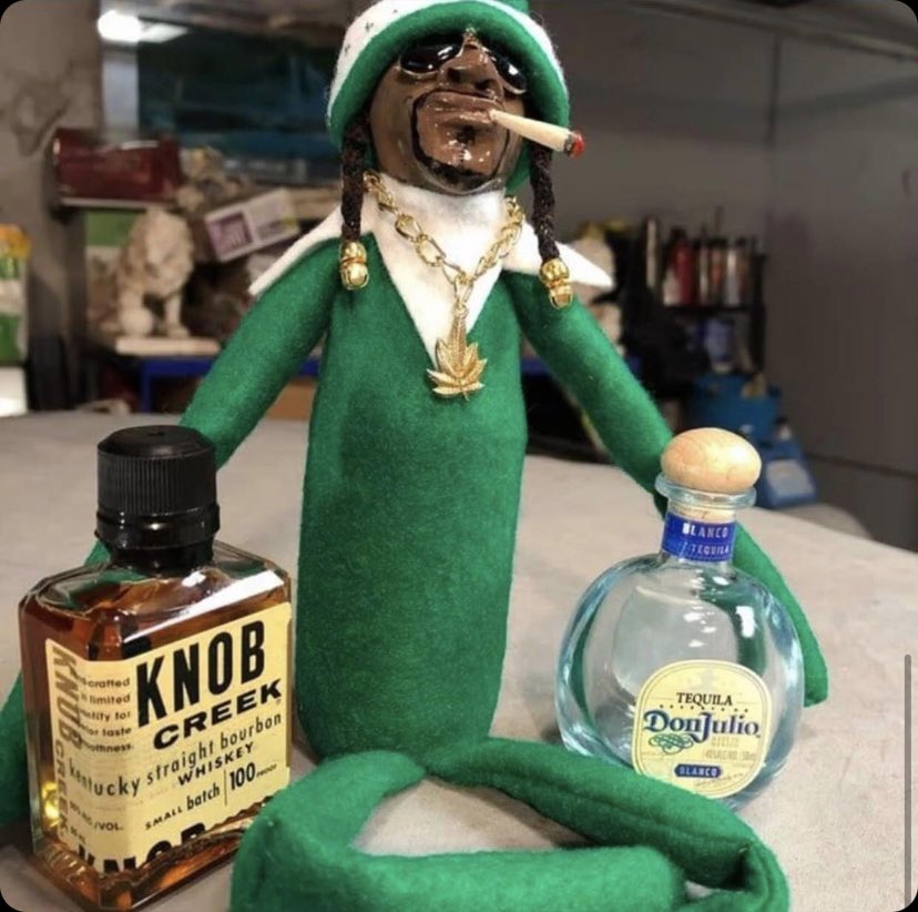 notbuncy's tweet photo. Skip Elf on shelf it’s Snoop on a stoop https://t.co/VwrIR4WKtn