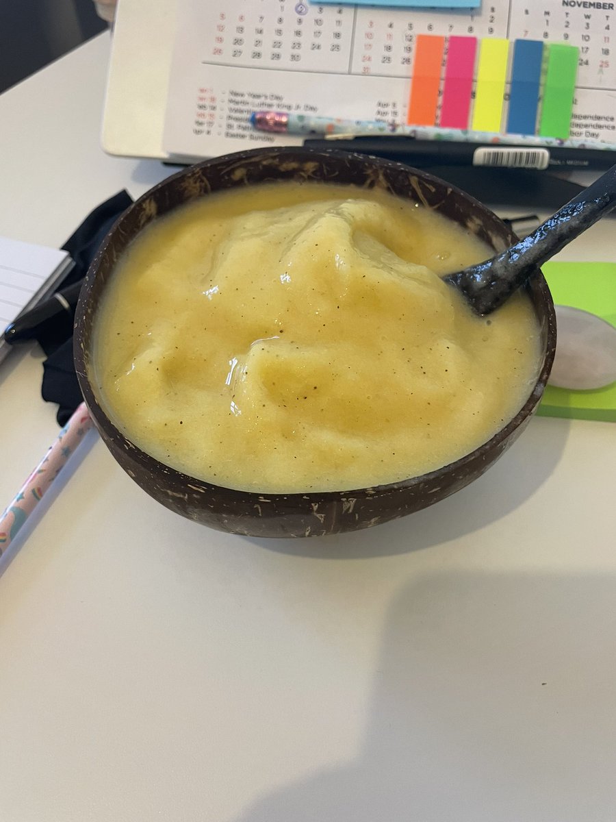 adahmalikwrites's tweet photo. #selfdomming day 4! really focused on nourishing my body with healthy food, and started the day with a smoothie bowl, i also went to the gym! manifesting my 2019 body with each squat. didn’t do so well at desk work, and didn’t get any portfolio done. im such a procrastinator. https://t.co/JTVE0GP09i