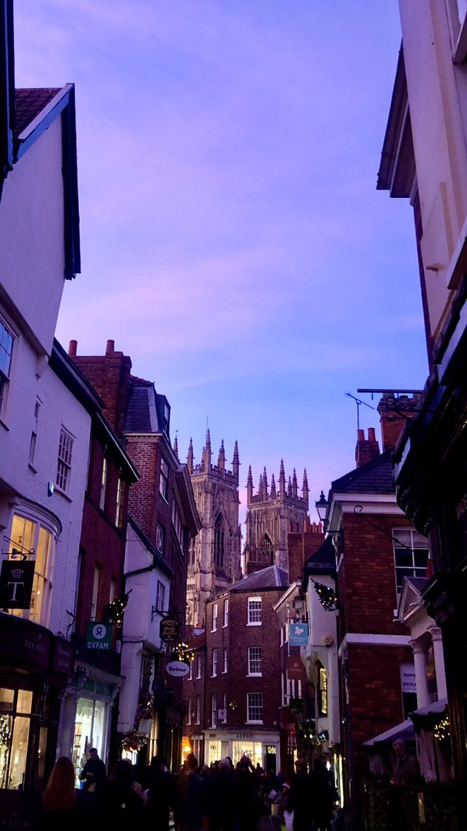 drage_lisa's tweet photo. Stunning winter skies over York Minster today @YorkMinChoir @VisitYork https://t.co/7jOZ2sHOHf