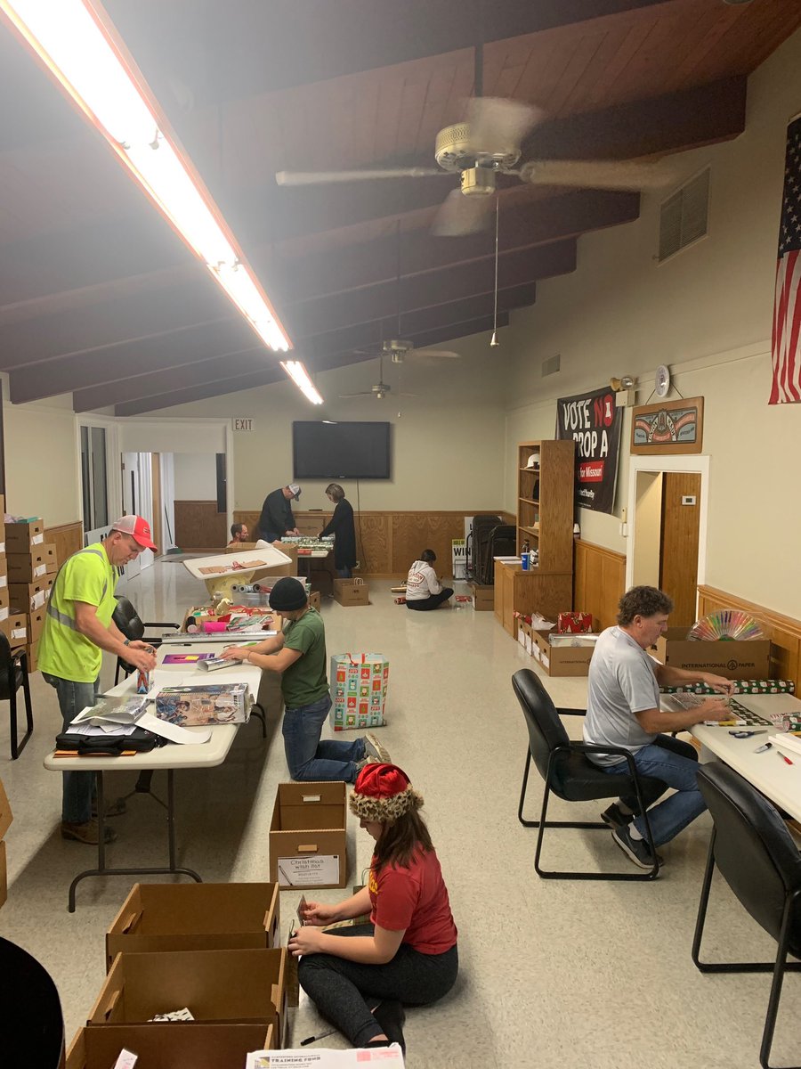 MidAmCarpenters's tweet photo. Thank you to our #Local110 members who wrapped Xmas presents for 150 children staying at the Noyes Home in St. Joseph, Mo. and the Foster Care in Buchanan County. Great job making sure those children have something to open on Xmas morning.
#CarpentersGiveBack #UnionProud https://t.co/dqh6qTbxlo