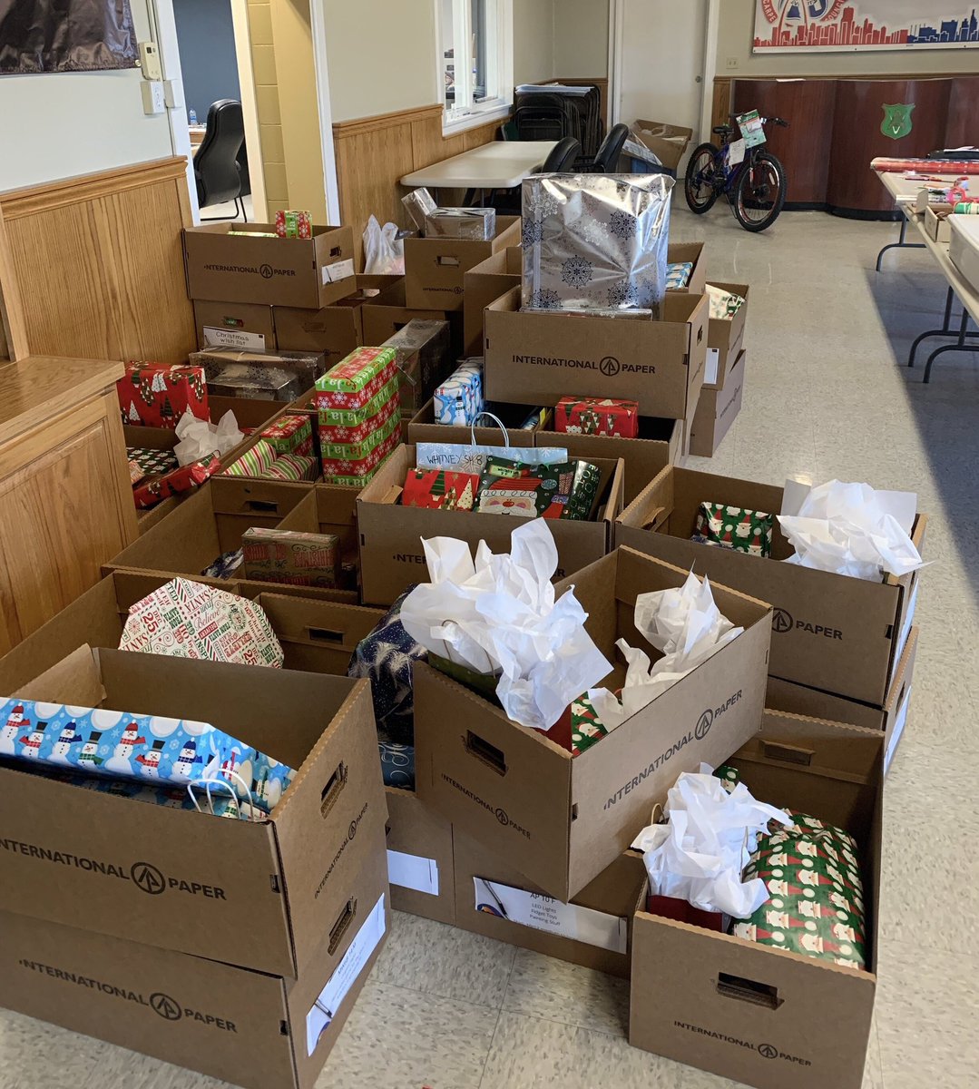 MidAmCarpenters's tweet photo. Thank you to our #Local110 members who wrapped Xmas presents for 150 children staying at the Noyes Home in St. Joseph, Mo. and the Foster Care in Buchanan County. Great job making sure those children have something to open on Xmas morning.
#CarpentersGiveBack #UnionProud https://t.co/dqh6qTbxlo
