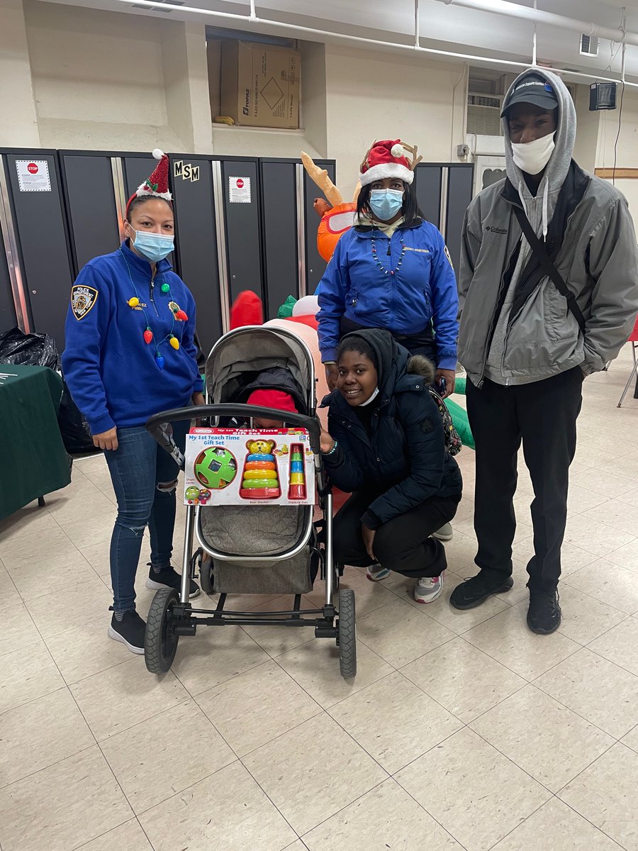 NYPDPBMN's tweet photo. PBMN Christmas toy giveaway at St. Maryβs Church ππππ§ΈππΈππ #FacePainting #Toys #BalloonTwisting #Music #Games #Pizza #VisitFromSanta #Gifts https://t.co/qY8i2h5LOg
