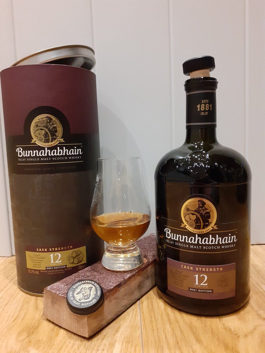 ThatDramGinger's tweet photo. Notice handed in at work, food shopping done, time for a @Bunnahabhain 12yo cask strength!
#TuesdayDram #MidweekMalt https://t.co/4Z6ET2fww6