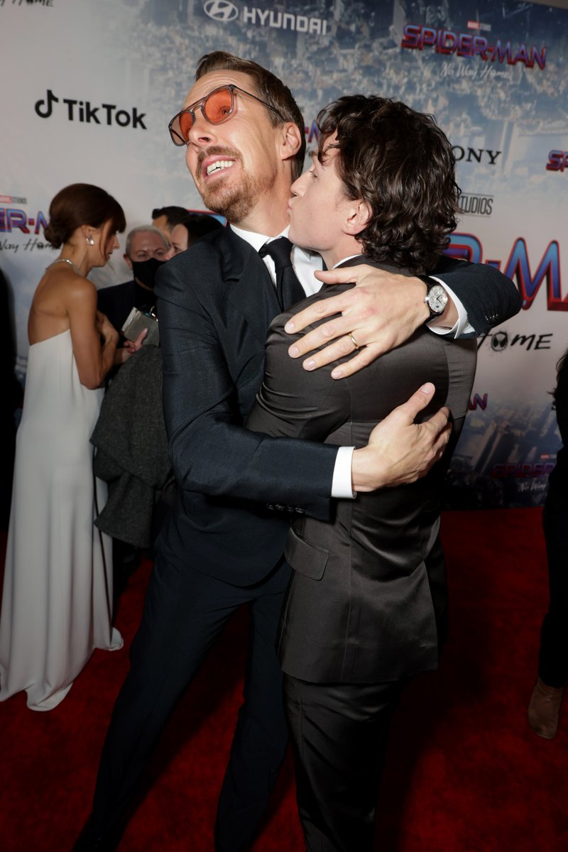 SpiderManMovie's tweet photo. i'd be happy to be either of them in this scenario https://t.co/cNIFGjNas0