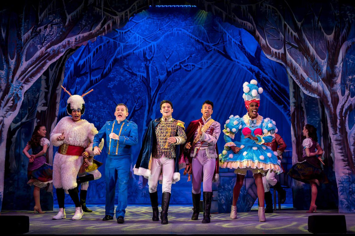 AllanJay101's tweet photo. Another amazing day in pantoland -such a lovely escape from the news today. Thank you to everyone for coming along and enjoying a little Christmas cheer with us it means so much to the whole cast. Stay safe and well ✨
#christmas2021 #pantomime #spreadalittlemagic #christmas https://t.co/3WVcAcJJl7
