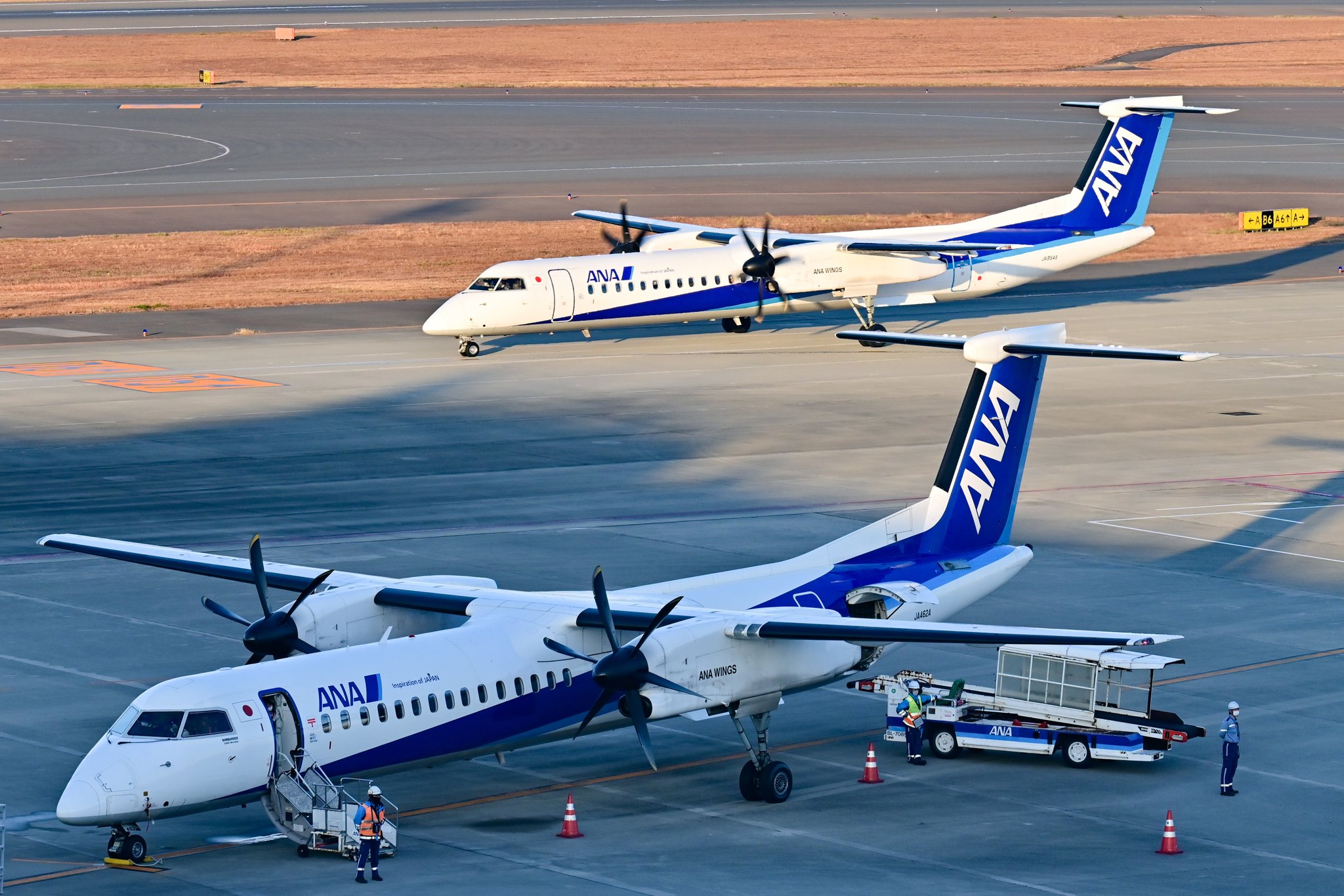 中部国際空港セントレア セントレア 朝の風景にはanaのボンバルディアが欠かせませんね キリッとした顔がカッコいいです 奥のボンバルディアは長崎行き 手前の機体は熊本に向かう予定です T Co Rcdjyufpad Twitter