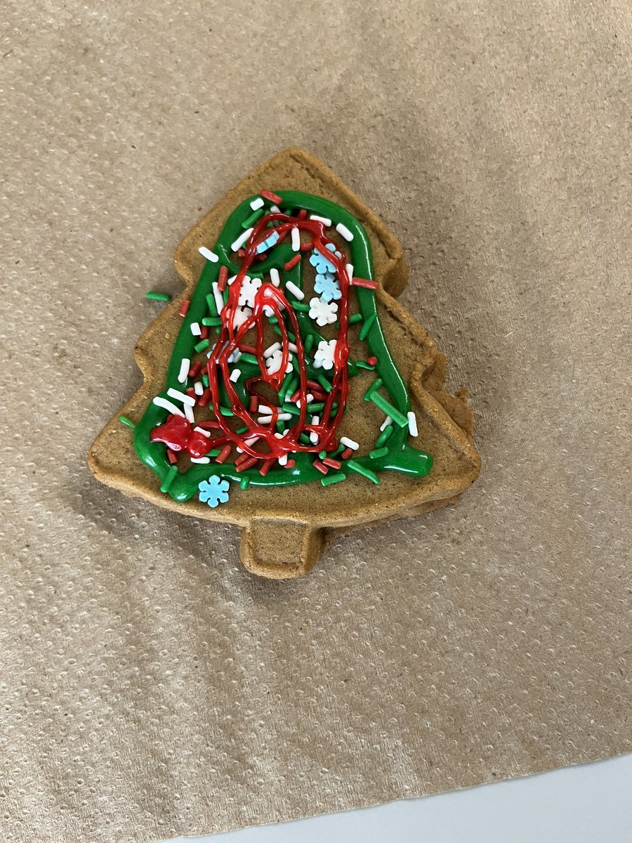 FrancisYellow's tweet photo. Advisory students decorating cookies! 🎄🎅🏻☃️ https://t.co/ii3iH2PPGQ