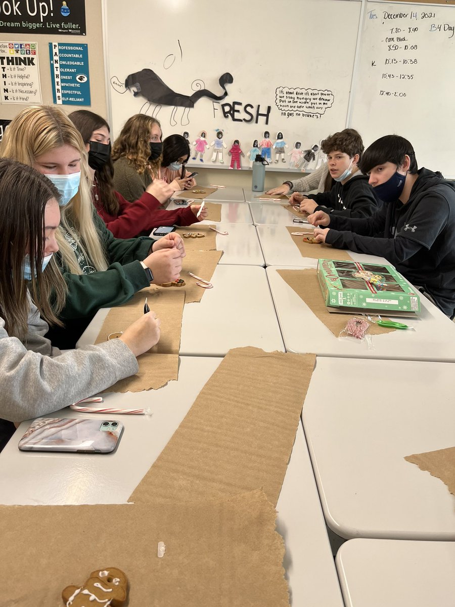 FrancisYellow's tweet photo. Advisory students decorating cookies! 🎄🎅🏻☃️ https://t.co/ii3iH2PPGQ
