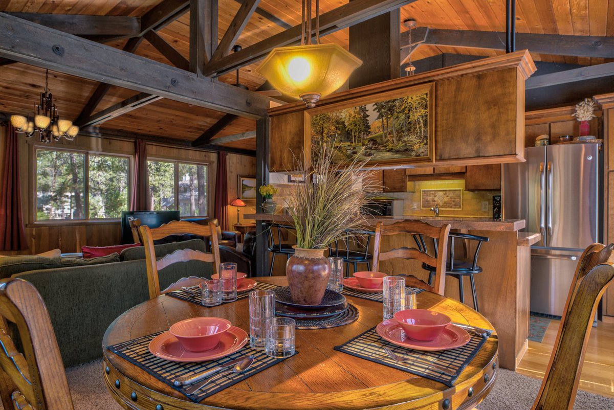 VPSunriver's tweet photo. Available NY Eve or Dec 15-24! Looking for a single level home base for your winter wonderland fun? Then check out 12 Muskrat Lane! This home has room for up to 5 guests, is located close to all your favorite Sunriver amenities and includes 6 SHARC passes! https://t.co/f55jVqH8uZ https://t.co/887coN63nf