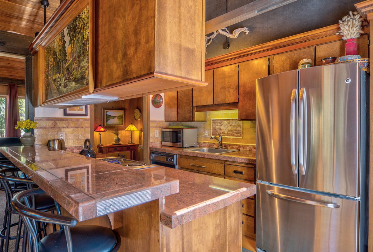 VPSunriver's tweet photo. Available NY Eve or Dec 15-24! Looking for a single level home base for your winter wonderland fun? Then check out 12 Muskrat Lane! This home has room for up to 5 guests, is located close to all your favorite Sunriver amenities and includes 6 SHARC passes! https://t.co/f55jVqH8uZ https://t.co/887coN63nf