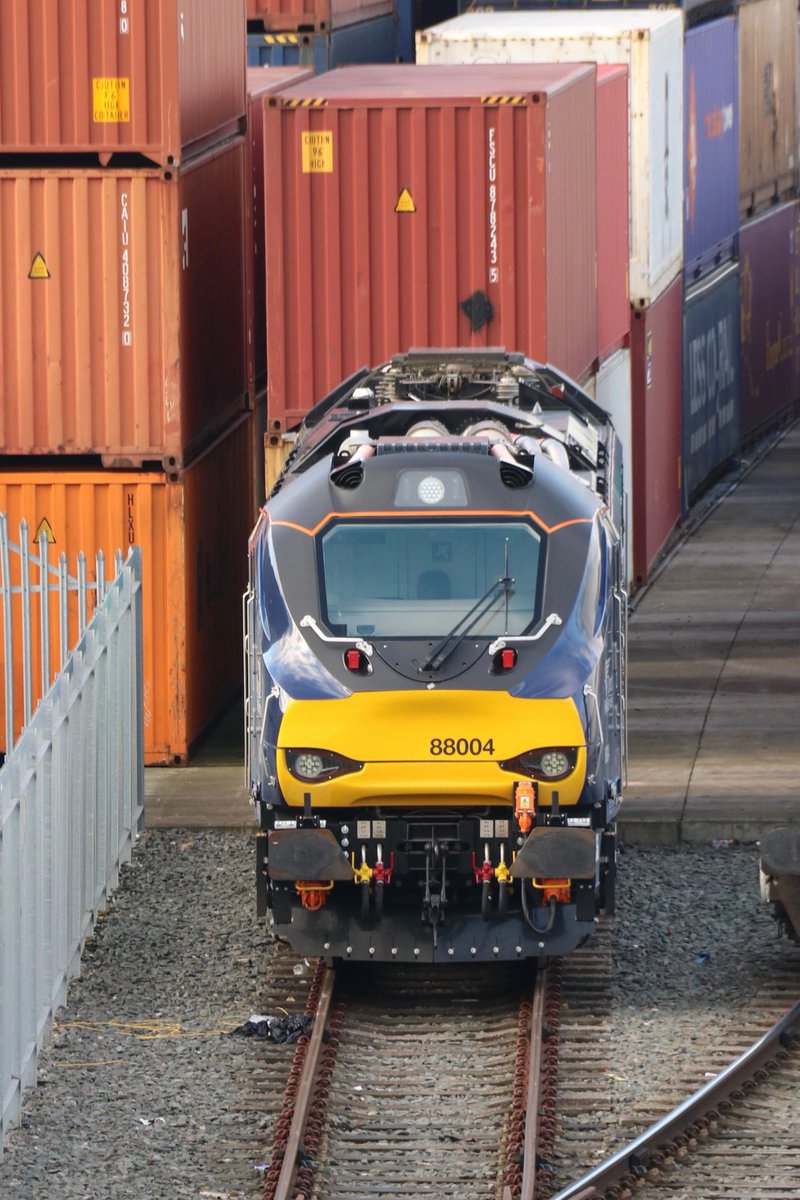 MColes_Railways's tweet photo. Random Railway Picture Day 348

Direct Rail Services Class 88, 88004, stands in a siding at DIRFT on 1st December 2017.

#trains #railways #DRS #class88 #Locomotive #traintwitter https://t.co/24Bpa4Dlit