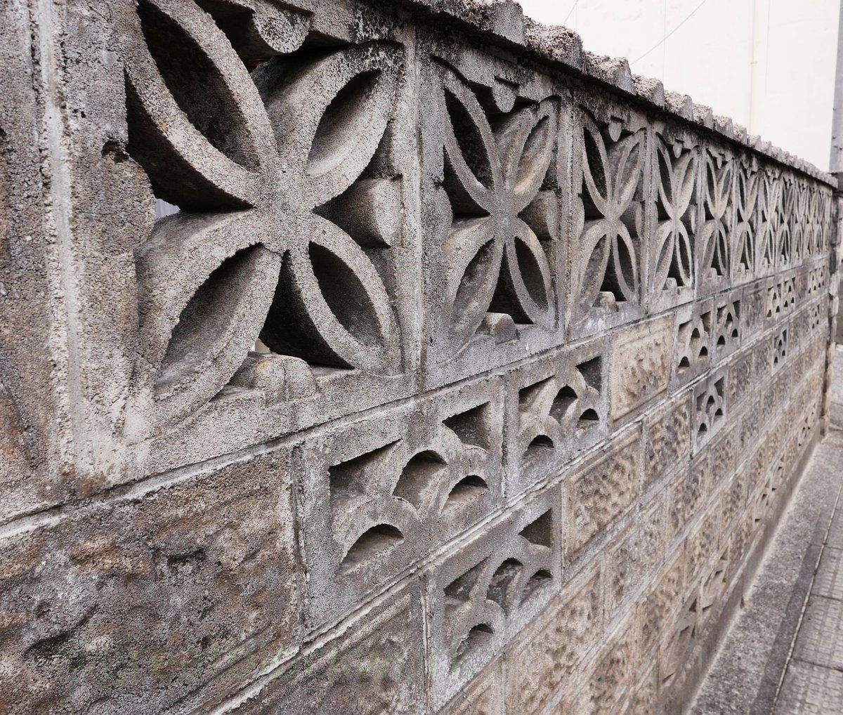 greatblockwork's tweet photo. 1番上の華やかな透かしブロックが無くなるとかなりおとなしくなりそうな塀(島根)
 #ブロック塀 #透かしブロック #穴あきブロック #breezeblock https://t.co/ZtHQyq8VFC