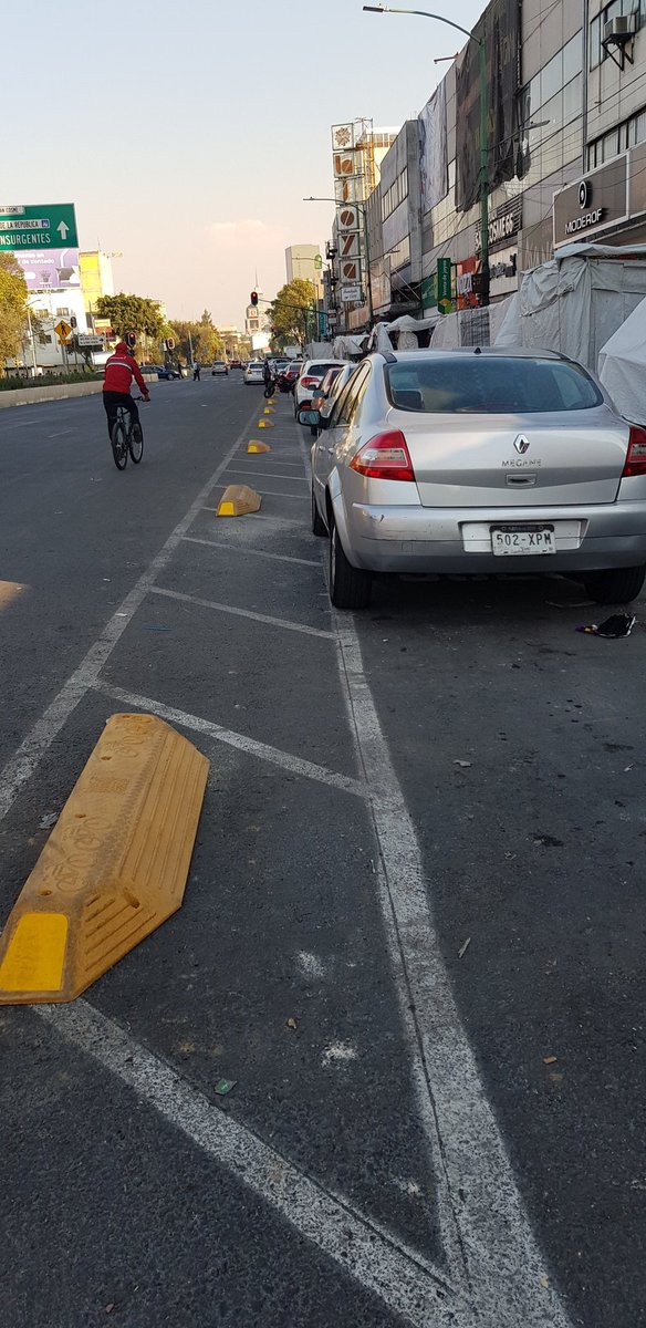 zetrocr's tweet photo. Esta bien chida la ciclovía de la nueva avenida México Tenochtitlan y Rosas Moreno, metro San cosme. (nueva avenida mismos vicios) la @UCS_GCDMX así se conciente al Rey auto o no? https://t.co/3ZU0SPzr6O