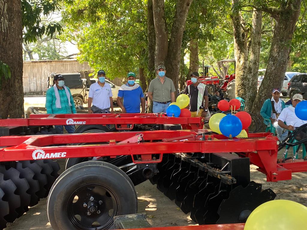 El equipo de #ADRenTerritorio realizó la entrega de 3 rastras livianas por $48 millones a 3 organizaciones beneficiarias de un proyecto de arroz Secano en los municipios de Majagual, Guaranda y Achí (La Mojana), gracias a los ahorros obtenidos en la ejecución del proyecto.