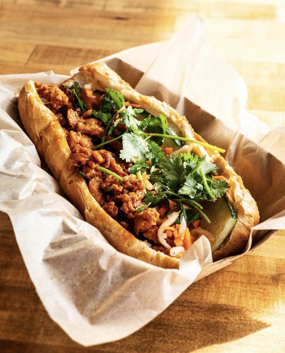 vedgecousa's tweet photo. Who is craving bánh mì today?
We are! 🙋 Especially this buffalo un-chicken bánh mì from Bánh Mì Station served in toasted baguette with cucumbers, cilantro, pickled carrots, and daikon radish 😋
Go visit them in Dallas, TX!

#banhmi #veganbanhmi #vegansandwiches #vegandallas https://t.co/tSHHK3F9KY