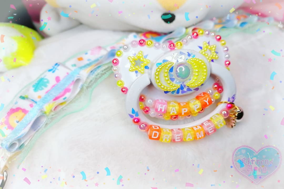 KittensAreaShop's tweet photo. ☁✨☾ 𝕃𝕚𝕥𝕥𝕝𝕖 ℍ𝕒𝕡𝕡𝕪 𝔻𝕣𝕖𝕒𝕞𝕖𝕣 ☽✨☁
°
°
°
Oopsie~
Didn't tell you about the pacifier I had done~
(っ˘ω˘ς )
#smallbusiness #handmade #KittensArea #kawaii #littlespace #ageregression #petregression #safespace #collar #paci #adultpacifier #pacifier #happydreamer https://t.co/ua5rfdUySV