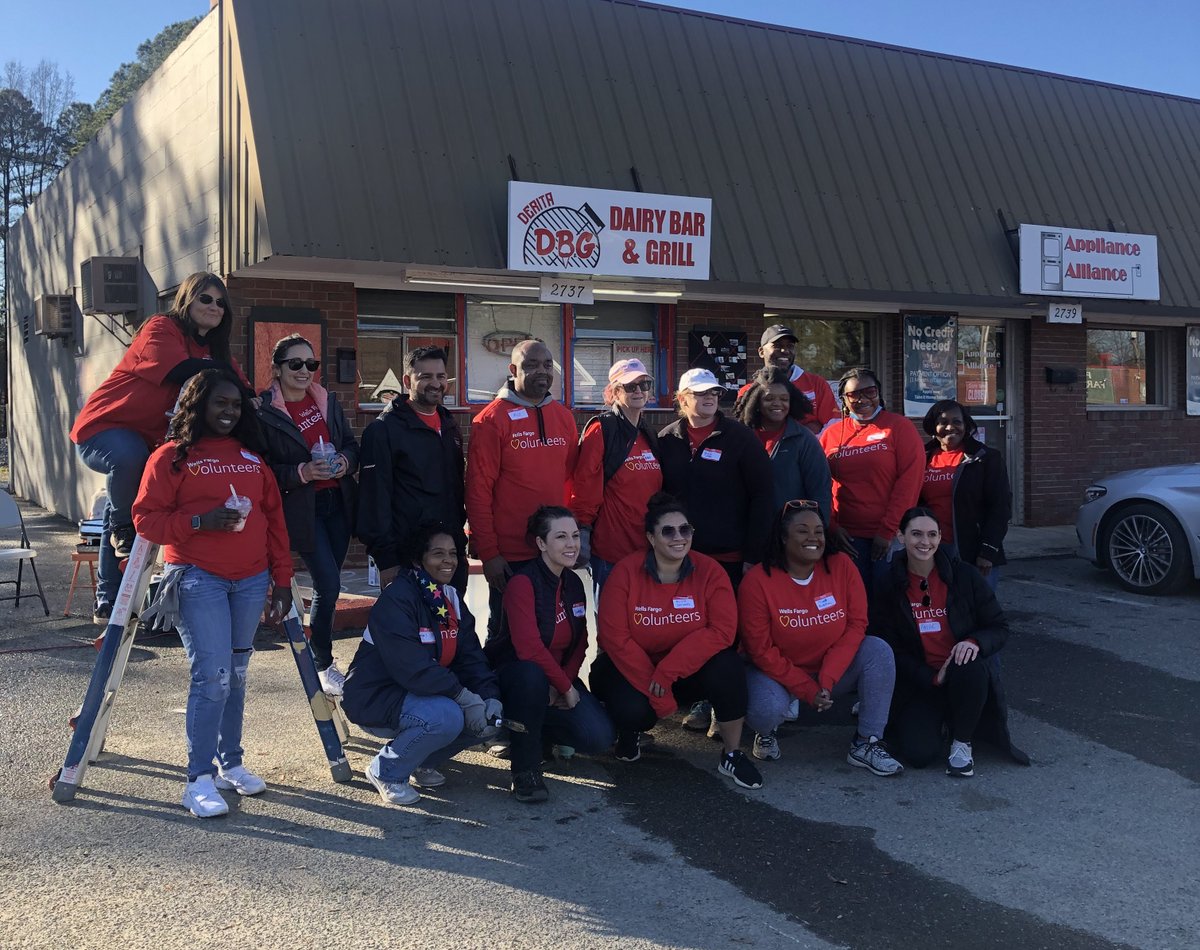 Josh_DunnSC's tweet photo. .@WellsFargo proud to work with #CharlotteIsCreative to beautify several corridors in #Charlotte. Volunteers were onsite yesterday to add signage and artwork to two small businesses, including Derita Bar and Grill. #HopeUSA https://t.co/kBqqSBjMC1