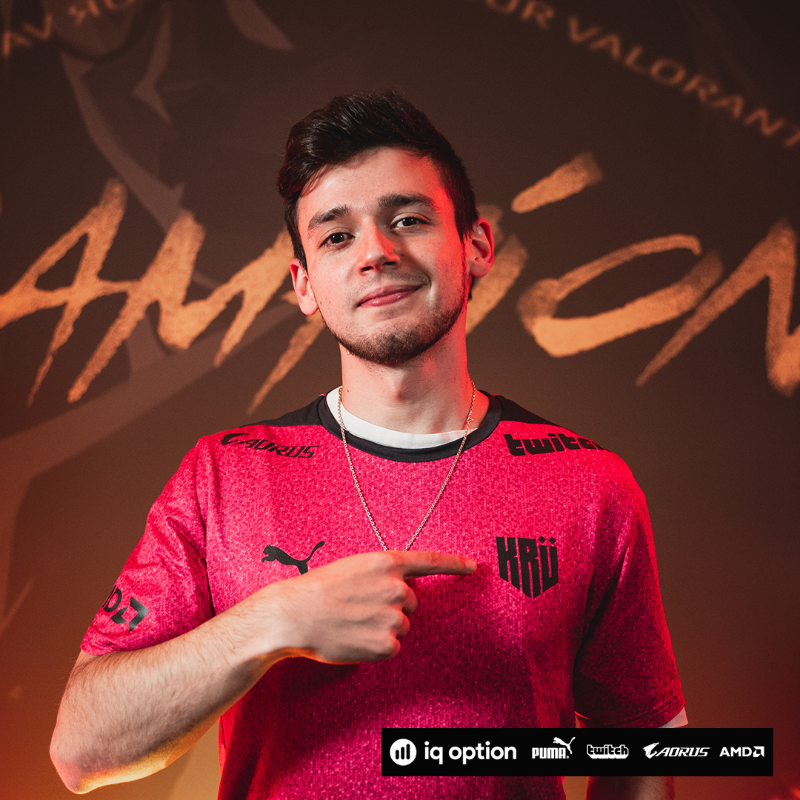KRUesports's tweet photo. Ya en casa✨

Después de la hazaña, de hacer historia, de consagrarse TOP 4 DEL MUNDO. Nuestros muchachos ya se encuentran en casa.

Nos hicieron vibrar como nunca. Hicieron vibrar al mundo como el mundo no sabía que podía vibrar. Démosles el recibimiento que merecen 🤟 VAMOS KRÜ