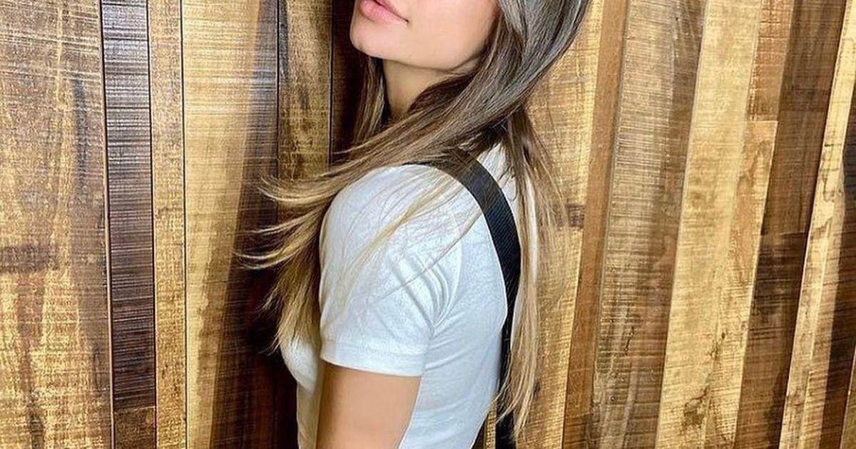 viacordobacomar's tweet photo. Brenda Asnicar se filmó de distintos ángulos para el lanzamiento de “Repeat”: corset, minifalda y bucaneras | Vía Libre https://t.co/QR8KkXRayI https://t.co/aR2gbvEGhs