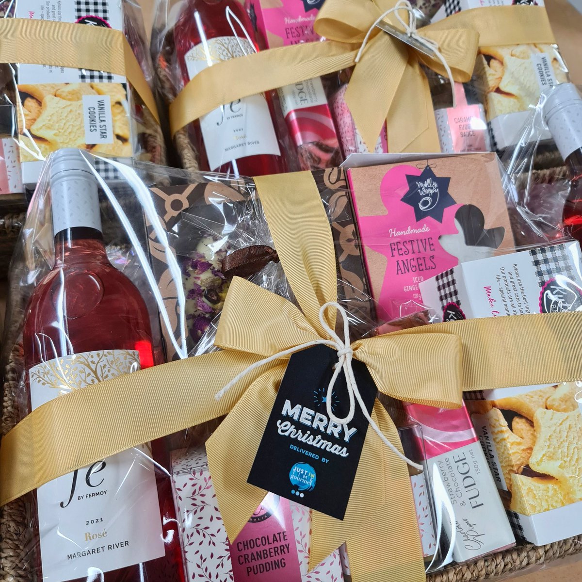 If you want to add wine to any of our pre-designed hampers, who are we to say no 😊 Especially if it's a @fermoyestate Rose, and it matches perfectly 👌
#eyefordetail #perthgifts #christmas #corporategifts #freePerthdelivery #justintimegourmet
