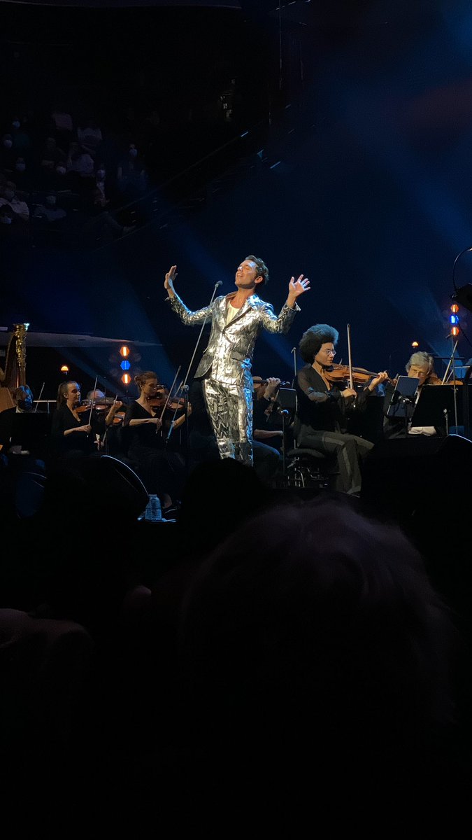 MikeCallejas_'s tweet photo. Este 2021 fui hasta Paris solo para verte @mikasounds nos veremos de nuevo pero ahora en México? 🇲🇽 di que si 🥰 @UMusicMexico @IndeedUK https://t.co/AxRmodUmhN