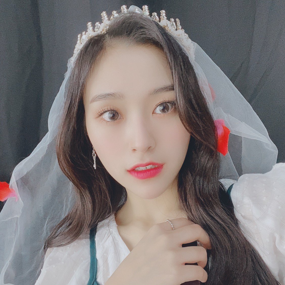 NIGHTSINTWT's tweet photo. nıght       临 .   *    sıns     乀    goıng    ♡     to  :  #𝑳ets𝐵𝑟𝑒𝑎𝑘𝑰ce

Nyah vino a bailar con las Vipers en su día tan especial, felicidades a todas reinas. https://t.co/P4keIztvfK