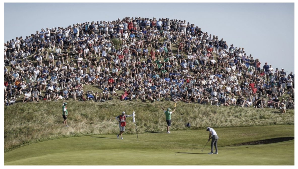 ECabreraBello's tweet image. Guess the year is complete if I made it into one of the photos of the year 😂 ✌🏼 CAN YOU FIND ME? #findingEmma